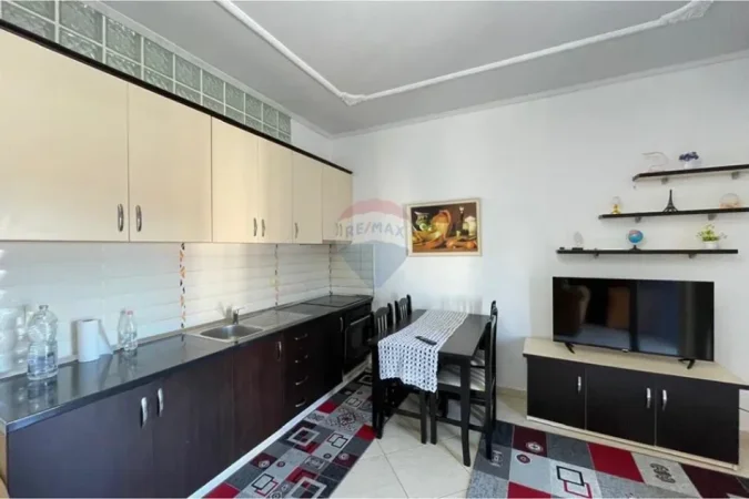 Vlore, jepet me qera 2+1 , 80 m² 500 € (TRANSBALLKANIKE, VLORË)