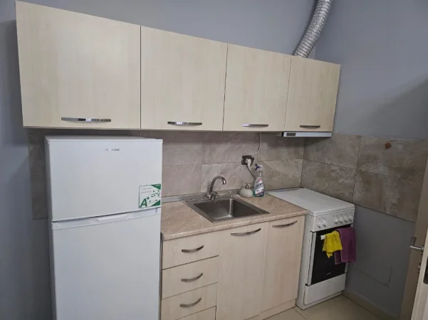 Tirane, jepet me qera apartament 1+1 Kati 4, 55 m² 500 € (Sheshi Wilson)