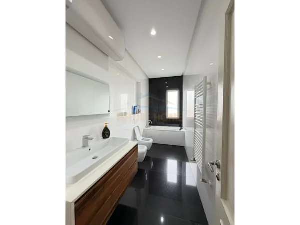 Tirane, jepet me qera apartament 2+1 Kati 5, 160 m² 1.800 € (Kopeshti Botanik)