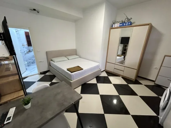 Tirane, jepet me qera apartament 1+1 Kati 1, 