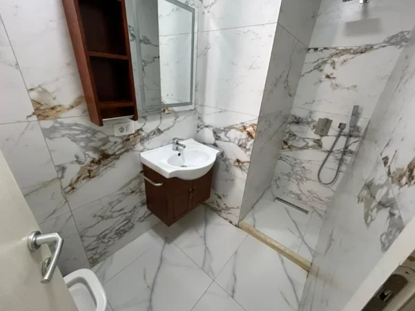 Tirane, jepet me qera apartament 1+1 Kati 1, 