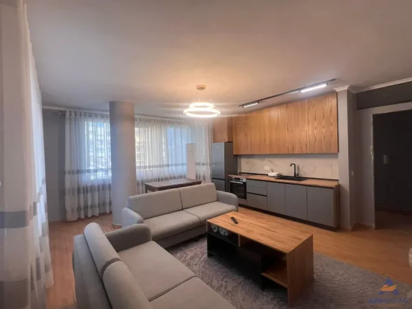 Tirane, jepet me qera apartament 2+1+Ballkon Kati 4, 90 m² 800 € 