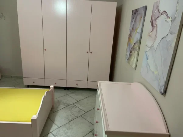 Tirane, jepet me qera apartament 2+1+Ballkon Kati 1, 90 m² 650 € 