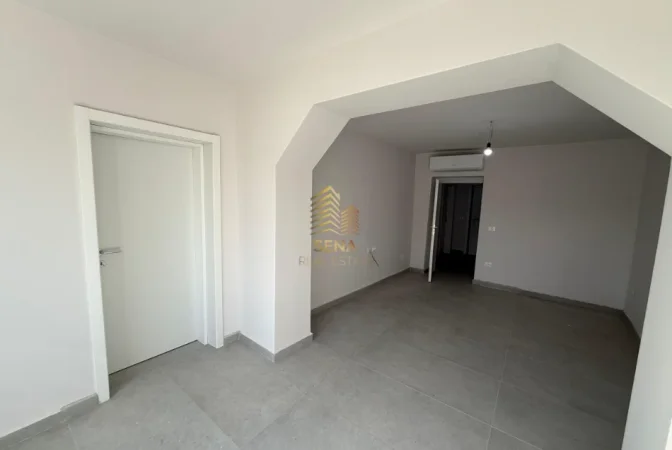 Tirane, jepet me qera ambjent biznesi Kati 2, 103 m² 1.300 € (Rruga Sitki Cico, prane Bulevardit Zhan D’Ark)