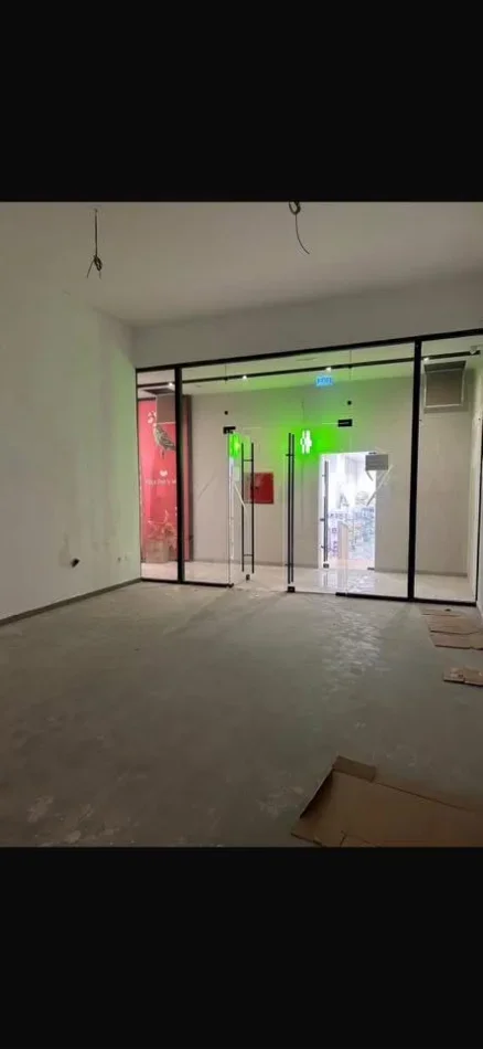 Tirane, shes ambjent biznesi Kati 0, 62 m² 250.000 € (Rruga Kavajes Tirana Garden Building)