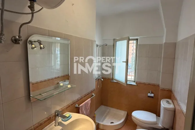 Tirane, jepet me qera zyre Kati 4, 65 m² 700 € (Pazari i Ri)