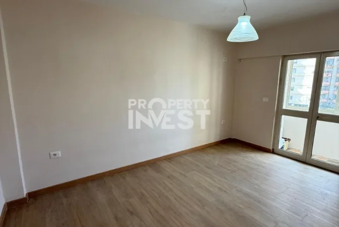 Tirane, jepet me qera zyre Kati 4, 65 m² 700 € (Pazari i Ri)