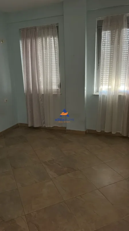 Tirane, jepet me qera apartament 2+1+Ballkon Kati 6, 95 m² 522 € 