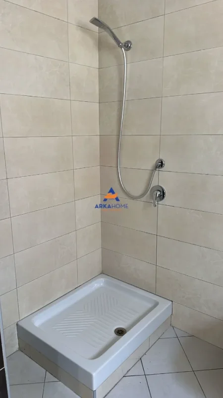 Tirane, jepet me qera apartament 2+1+Ballkon Kati 6, 95 m² 522 € 