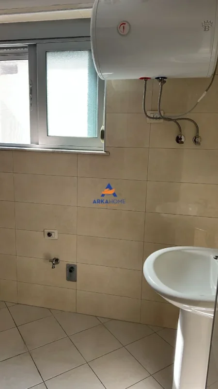 Tirane, jepet me qera apartament 2+1+Ballkon Kati 6, 95 m² 522 € 