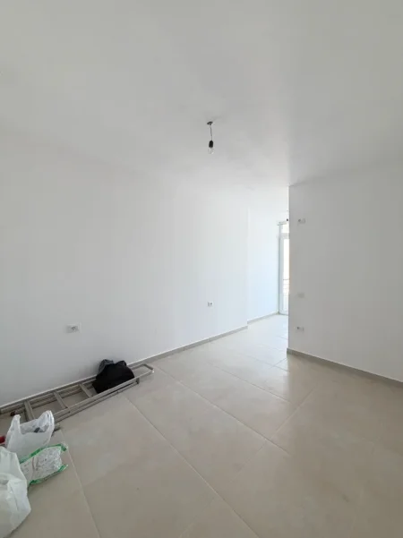 Durres, jepet me qera apartament 2+1+Ballkon Kati 5, 300 € 