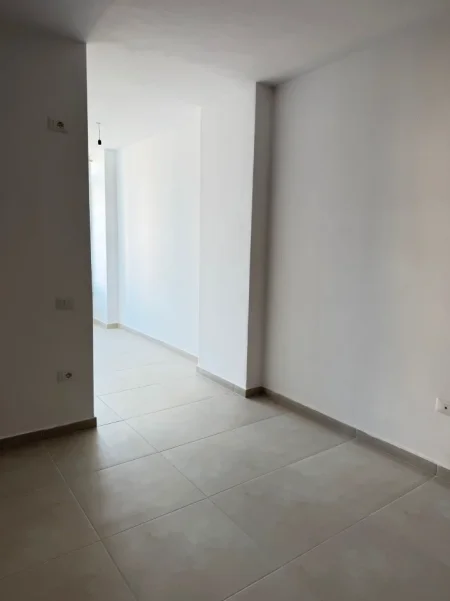 Durres, jepet me qera apartament 2+1+Ballkon Kati 5, 300 € 