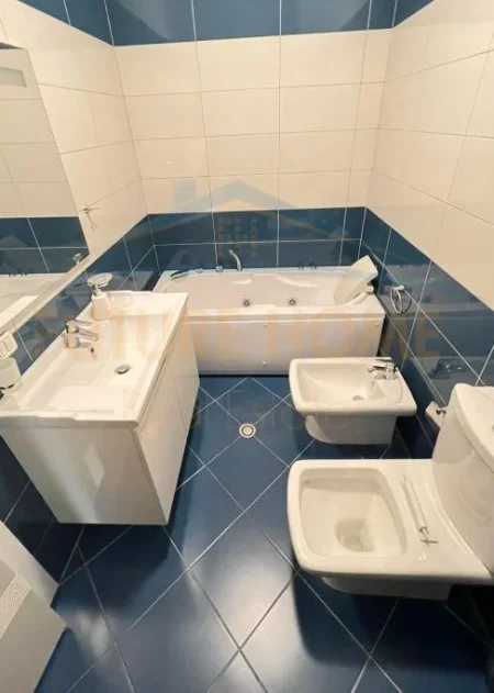 Tirane, jepet me qera apartament 2+1+Ballkon Kati 8, 104 m² 550 € (Astir)