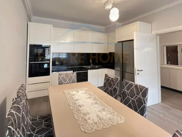 Tirane, jepet me qera apartament 2+1+Ballkon Kati 8, 104 m² 550 € (Astir)