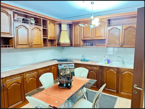 Tirane, jepet me qera apartament 2+1+Aneks+Ballkon Kati 3, 115 m² 700 € 
