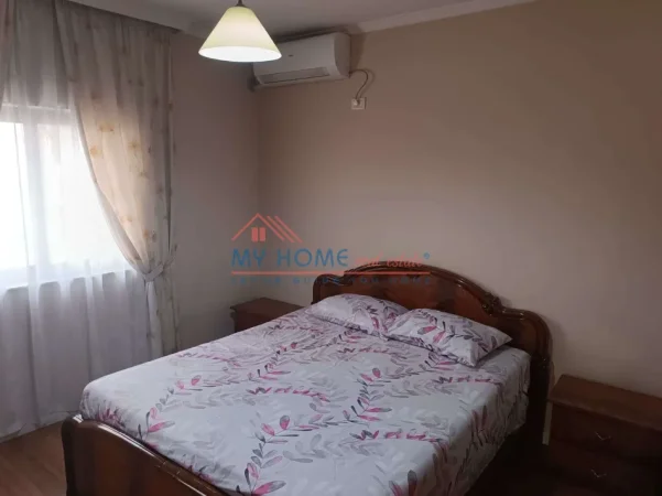 Tirane, jepet me qera apartament 1+1+Ballkon Kati 4, 60 m² 520 € (Komuna e Parisit)