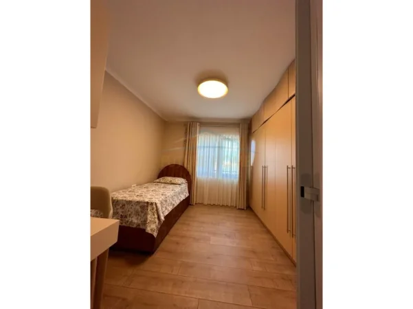 Tirane, jepet me qera apartament 3+1+Ballkon Kati 5, 117 m² 1.100 € (Stacion i trenit)
