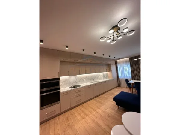 Tirane, jepet me qera apartament 3+1+Ballkon Kati 5, 117 m² 1.100 € (Stacion i trenit)