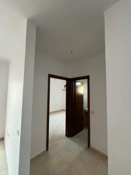 Tirane, jepet me qera zyre Kati 6, 96 m² 550 € (FUSHA E AVIACIONIT)