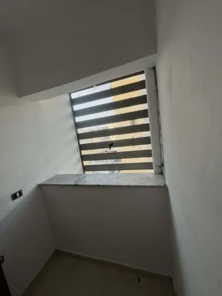 Tirane, jepet me qera zyre Kati 6, 96 m² 550 € (FUSHA E AVIACIONIT)