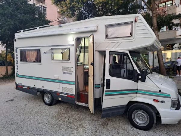 Tirane, shes Rrolet | Camper Fiat Ducato Nafte, e bardhë manuale 220.000 km 8.000 €