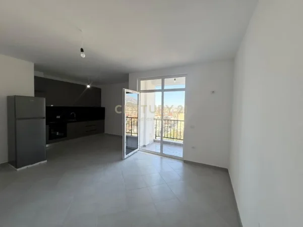 Tirane, jepet me qera apartament 2+1+Ballkon Kati 5, 87 m² 500 € (Rruga e Dibres prane Spitaleve)