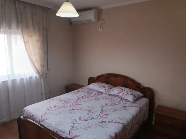 Tirane, jepet me qera apartament 1+1 Kati 4, 60 m² 500 € (Kristal Center prane Goa Lounge)