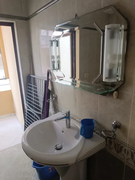 Tirane, jepet me qera apartament 1+1 Kati 4, 60 m² 500 € (Kristal Center prane Goa Lounge)