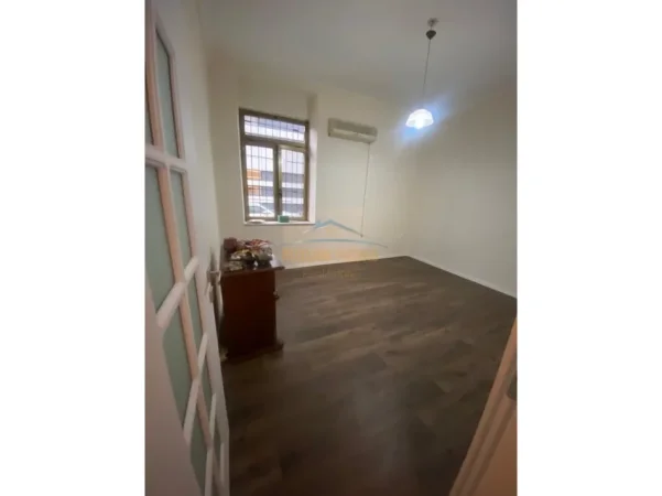 Tirane, jepet me qera ambjent biznesi, Kati 1, 72 m² 1.200 € (Rruga e Dibres, Farmacia 10)