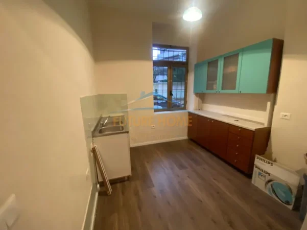 Tirane, jepet me qera ambjent biznesi, Kati 1, 72 m² 1.200 € (Rruga e Dibres, Farmacia 10)