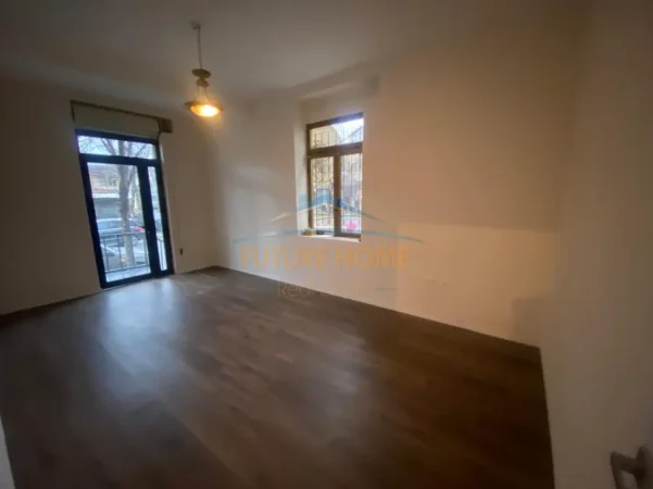 Tirane, jepet me qera ambjent biznesi, Kati 1, 72 m² 1.200 € (Rruga e Dibres, Farmacia 10)