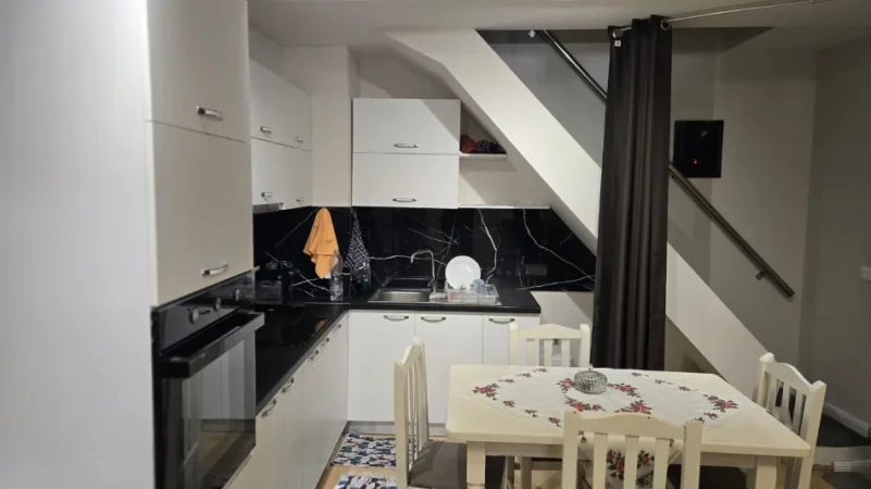 Tirane, jepet me qera apartament 2+1 , 52 m² 600 € (misto mame)