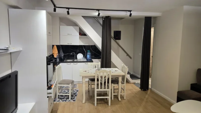 Tirane, jepet me qera apartament 2+1 , 52 m² 600 € (misto mame)