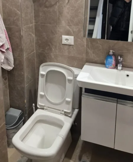 Tirane, jepet me qera apartament 2+1 , 52 m² 600 € (misto mame)