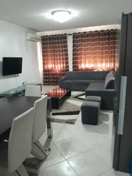 Tirane, jepet me qera apartament 2+1 , 500 € (Astir)