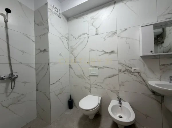 Tirane, jepet me qera apartament 1+1 Kati 3, 75 m² 500 € (laprake)