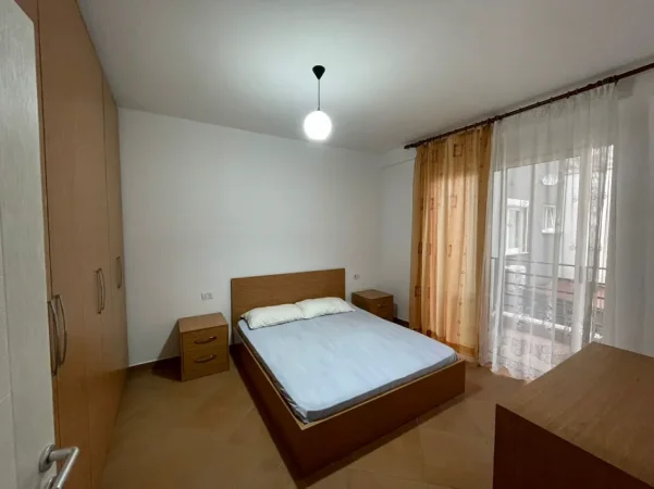 Tirane, jepet me qera apartament 1+1+Ballkon Kati 3, 73 m² 380 € 