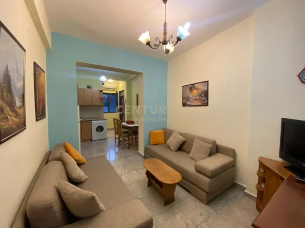 Tirane, jepet me qera apartament 1+1 Kati 4, 40 m² 500 € (Ish Blloku)