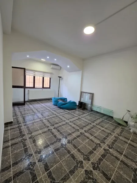 Tirane, jepet me qera apartament 3+1+Aneks+Ballkon Kati 1, 132 m² 650 € (Rruga Nikolla Lena)