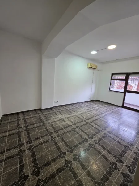 Tirane, jepet me qera apartament 3+1+Aneks+Ballkon Kati 1, 132 m² 650 € (Rruga Nikolla Lena)