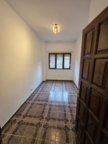 Tirane, jepet me qera apartament 3+1+Aneks+Ballkon Kati 1, 132 m² 650 € (Rruga Nikolla Lena)