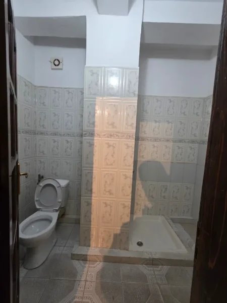 Tirane, jepet me qera apartament 3+1+Aneks+Ballkon Kati 1, 132 m² 650 € (Rruga Nikolla Lena)
