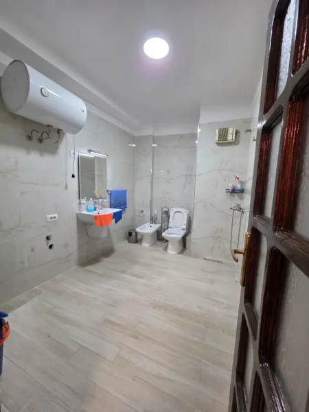 Tirane, jepet me qera apartament 3+1+Aneks+Ballkon Kati 1, 132 m² 650 € (Rruga Nikolla Lena)