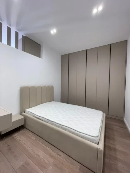 Tirane, jepet me qera apartament 2+1 Kati 5, 75 m² 900 € (Zogu i Zi)