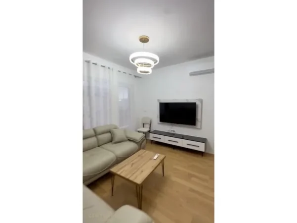 Tirane, jepet me qera apartament 1+1 Kati 6, 70 m² 650 € (zogu i zi)