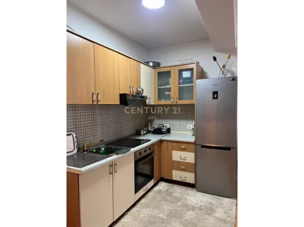 Tirane, jepet me qera apartament 2+1 Kati 3, 81 m² 600 € (rruga zhegu prane burgut te grave)