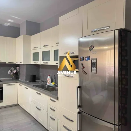 Tirane, jepet me qera apartament 1+1+Ballkon Kati 1, 80 m² (Rruga Albanopoli) prane Hipotekës Tiranë