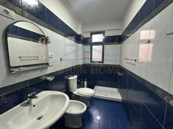 Tirane, jepet me qera apartament 2+1+Ballkon Kati 3, 82 m² 600 € (Rruga e Elbasanit)