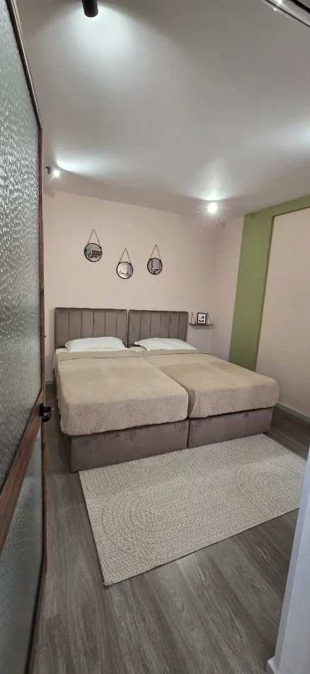 Tirane, jepet me qera apartament 1+1 Kati 1, 490 m² 490 € (Qender Rruga Sulejman Pasha)