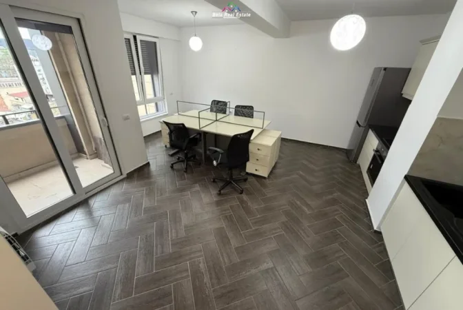 Tirane, jepet me qera zyre Kati 0, 92 m² 700 € (MYSLYM SHYRI)